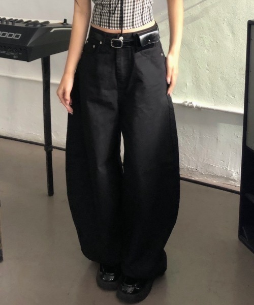 FREE STYLISTS(フリー スタイリスト)の「YUGA_YGMC Cocoon denim pants(デニムパンツ・レディース・ホワイト/ブラック・S/M/L)」の1枚目の写真