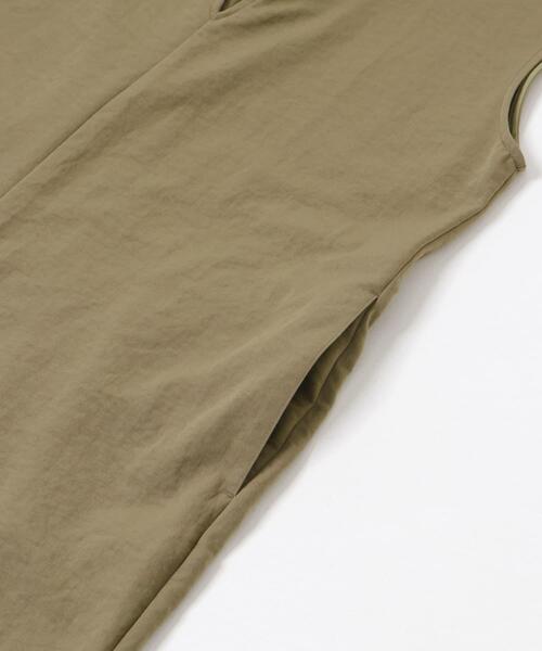 URBAN RESEARCH（アーバンリサーチ）の「『2サイズ展開』リネンライク深Vネックオールインワン（サロペット/オーバーオール・レディース・ブラック/カーキ・38/36）」の17枚目の写真