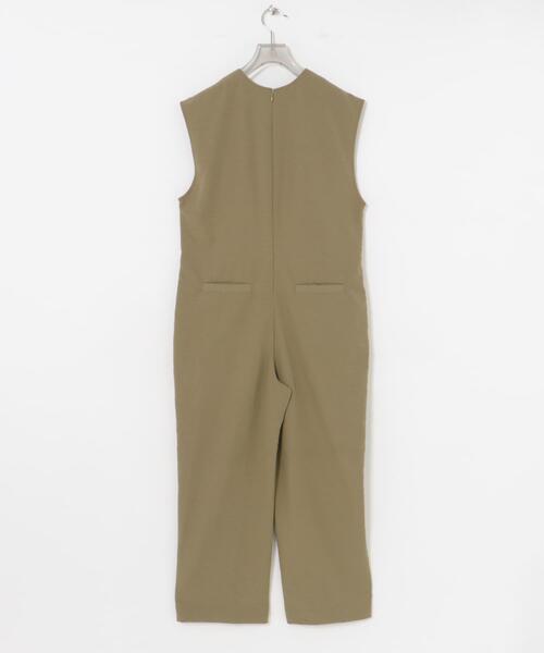 URBAN RESEARCH（アーバンリサーチ）の「『2サイズ展開』リネンライク深Vネックオールインワン（サロペット/オーバーオール・レディース・ブラック/カーキ・38/36）」の18枚目の写真