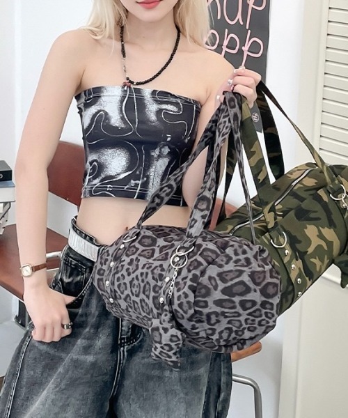 LADY LIKE（レディライク）の「星形チャーム付き迷彩柄orヒョウ柄ミニボストンバッグ（ハンドバッグ・レディース・グレー/カーキ・F）」の4枚目の写真