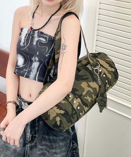 LADY LIKE（レディライク）の「星形チャーム付き迷彩柄orヒョウ柄ミニボストンバッグ（ハンドバッグ・レディース・グレー/カーキ・F）」の6枚目の写真