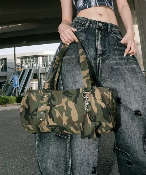 LADY LIKE（レディライク）の「星形チャーム付き迷彩柄orヒョウ柄ミニボストンバッグ（ハンドバッグ・レディース・グレー/カーキ・F）」の14枚目の写真