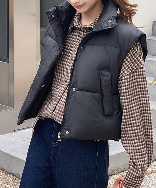 c.u.l（シーユーエル）の「ショート丈 シンプル ハイネックエコダウンベスト culw826（ダウンベスト・レディース・ブラック/ベージュ/アイボリー・M/L）」の3枚目の写真