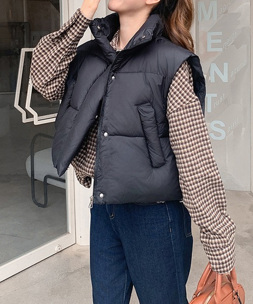 c.u.l（シーユーエル）の「ショート丈 シンプル ハイネックエコダウンベスト culw826（ダウンベスト・レディース・ブラック/ベージュ/アイボリー・M/L）」の4枚目の写真