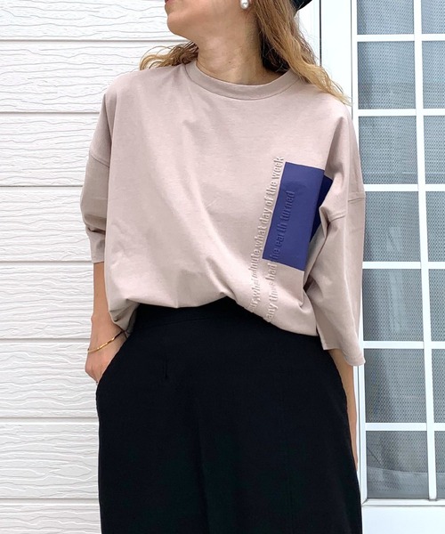 Q(キュー)の「バイカラー エンボスロゴT(Tシャツ/カットソー・レディース・チャコールグレー/ホワイト/ブラック/ベージュ/オフホワイト・MEDIUM)」の5枚目の写真