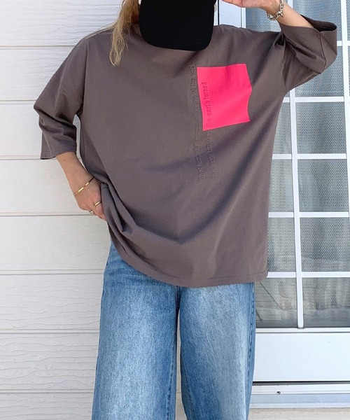 Q(キュー)の「バイカラー エンボスロゴT(Tシャツ/カットソー・レディース・チャコールグレー/ホワイト/ブラック/ベージュ/オフホワイト・MEDIUM)」の4枚目の写真