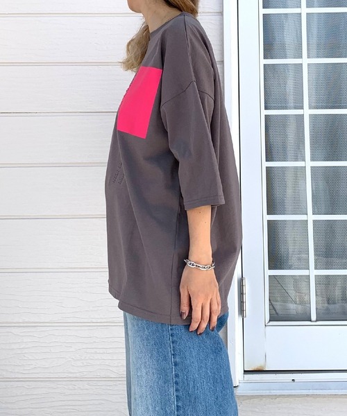 Q(キュー)の「バイカラー エンボスロゴT(Tシャツ/カットソー・レディース・チャコールグレー/ホワイト/ブラック/ベージュ/オフホワイト・MEDIUM)」の7枚目の写真