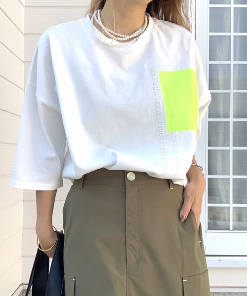 Q(キュー)の「バイカラー エンボスロゴT(Tシャツ/カットソー・レディース・チャコールグレー/ホワイト/ブラック/ベージュ/オフホワイト・MEDIUM)」の17枚目の写真