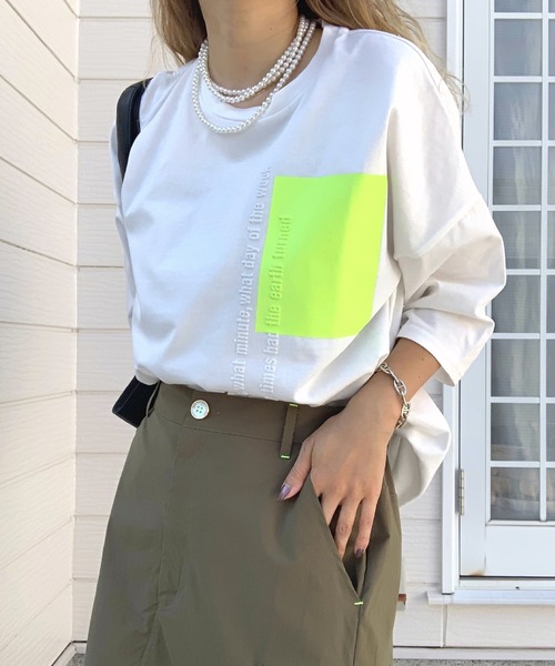 Q(キュー)の「バイカラー エンボスロゴT(Tシャツ/カットソー・レディース・チャコールグレー/ホワイト/ブラック/ベージュ/オフホワイト・MEDIUM)」の19枚目の写真