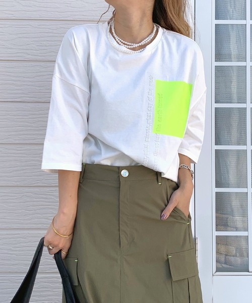 Q(キュー)の「バイカラー エンボスロゴT(Tシャツ/カットソー・レディース・チャコールグレー/ホワイト/ブラック/ベージュ/オフホワイト・MEDIUM)」の20枚目の写真