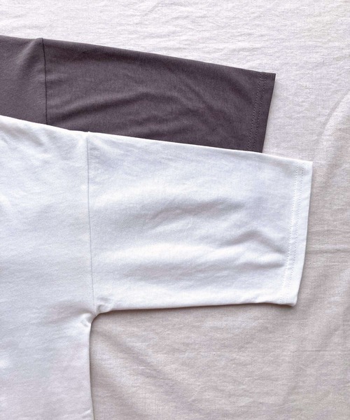 Q(キュー)の「バイカラー エンボスロゴT(Tシャツ/カットソー・レディース・チャコールグレー/ホワイト/ブラック/ベージュ/オフホワイト・MEDIUM)」の16枚目の写真