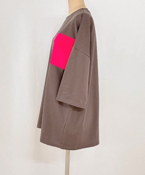 Q(キュー)の「バイカラー エンボスロゴT(Tシャツ/カットソー・レディース・チャコールグレー/ホワイト/ブラック/ベージュ/オフホワイト・MEDIUM)」の10枚目の写真