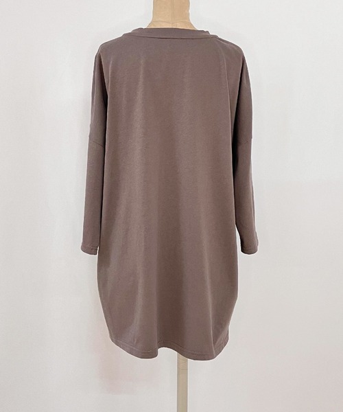 Q(キュー)の「バイカラー エンボスロゴT(Tシャツ/カットソー・レディース・チャコールグレー/ホワイト/ブラック/ベージュ/オフホワイト・MEDIUM)」の11枚目の写真