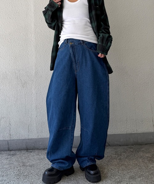 LBC（エルビーシー）の「【デニムセットアップ可能】アシメボタンカーブデニムパンツ（デニムパンツ・レディース・ブラック/ダークネイビー/ブルー・M/L）」の2枚目の写真