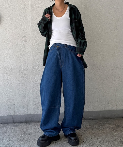 LBC（エルビーシー）の「【デニムセットアップ可能】アシメボタンカーブデニムパンツ（デニムパンツ・レディース・ブラック/ダークネイビー/ブルー・M/L）」の16枚目の写真