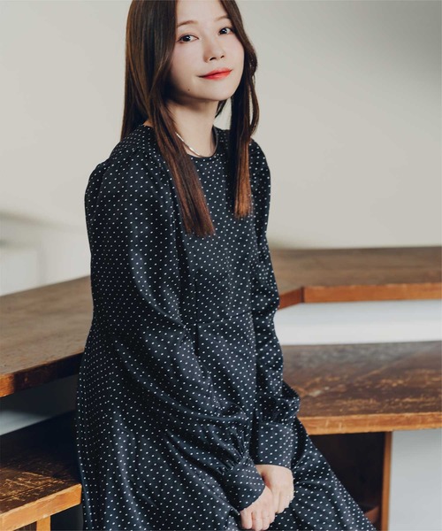 titivate(ティティベイト)の「ボリュームギャザースリーブフレアワンピース(ワンピース・レディース・ブルー系その他/ドット/ブラック系その他・S/L/M)」の1枚目の写真