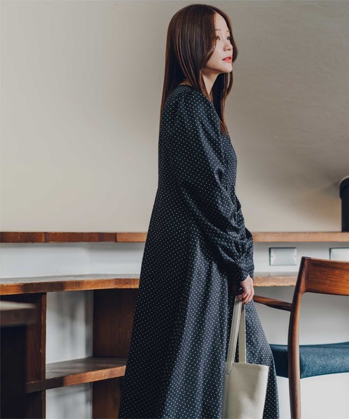 titivate(ティティベイト)の「ボリュームギャザースリーブフレアワンピース(ワンピース・レディース・ブルー系その他/ドット/ブラック系その他・S/L/M)」の17枚目の写真