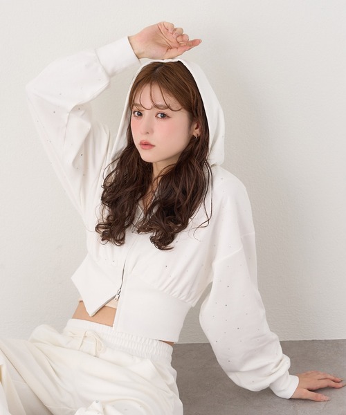 one after another NICE CLAUP（ワンアフターアナザーナイスクラップ）の「【セットアップ対応】ビジューショートパーカー（パーカー・レディース・ライトピンク/オフホワイト/チャコールグレー/杢グレー/ブラック系その他・FREE）」の3枚目の写真