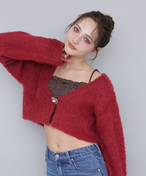 Seemi. byNICECLAUP（ シーミーバイナイスクラップ）の「【Seemi.】ブローチ付きニットショートカーディガン（カーディガン/ボレロ・レディース・レッド/グレー×ピンク/オフホワイト・FREE）」の6枚目の写真