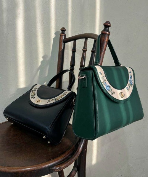 an another angelus（アンアナザーアンジェラス）の「サークルフラップ刺繍台形バッグ/fint フィント（ハンドバッグ・レディース・ブルーグリーン/ブラック・FREE）」の4枚目の写真