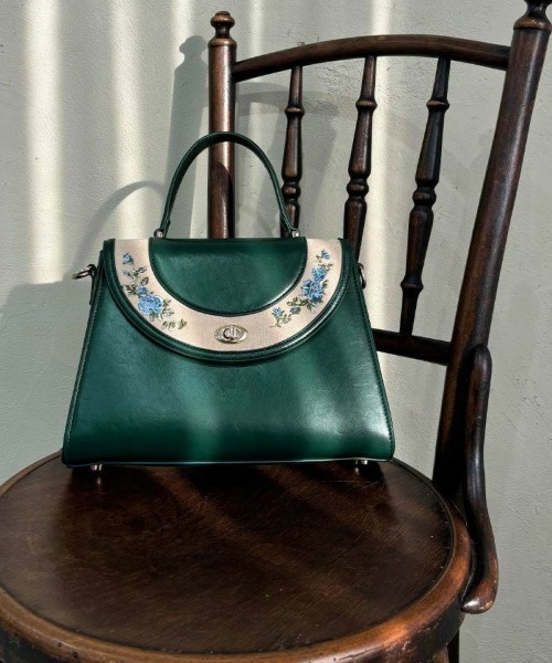 an another angelus（アンアナザーアンジェラス）の「サークルフラップ刺繍台形バッグ/fint フィント（ハンドバッグ・レディース・ブルーグリーン/ブラック・FREE）」の5枚目の写真