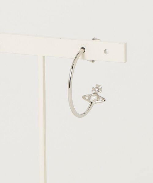 Vivienne Westwood MAN(ヴィヴィアンウエストウッドマン)の「MAN. HEATHER SINGLE HOOP EARRI(ピアス(片耳用)・メンズ・シルバー・FREE)」の1枚目の写真