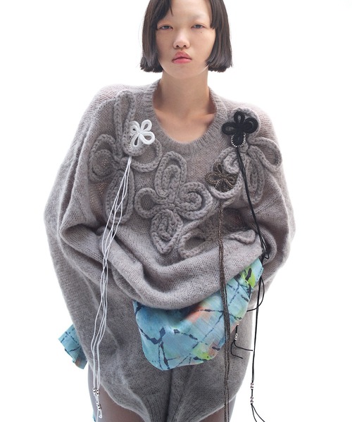 RUMCHE(ラムシェ)の「Chain Flower Knit Tops / チェーンフラワーニットトップス(ニット/セーター・レディース・ブラック/グレー/ホワイト・FREE)」の3枚目の写真