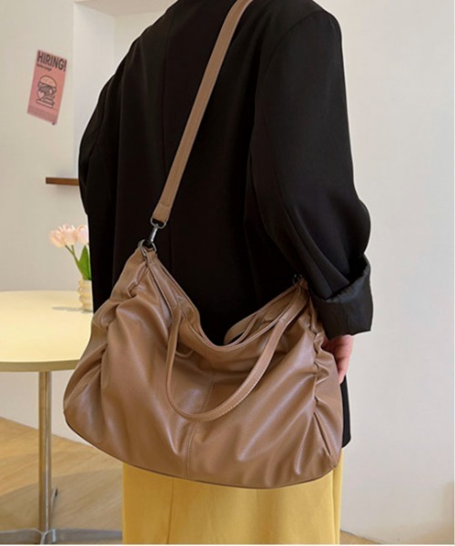 Maison Calme(メゾンカルム)の「【2WAY】サイドギャザー フェイクレザー ショルダーバッグ 【大容量】オールシーズン(ショルダーバッグ・レディース・ブラック/ブラウン/ダークブラウン・F)」の4枚目の写真