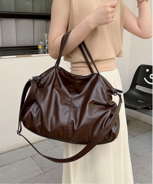 Maison Calme(メゾンカルム)の「【2WAY】サイドギャザー フェイクレザー ショルダーバッグ 【大容量】オールシーズン(ショルダーバッグ・レディース・ブラック/ブラウン/ダークブラウン・F)」の8枚目の写真