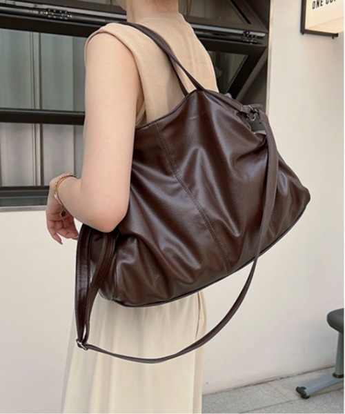 Maison Calme(メゾンカルム)の「【2WAY】サイドギャザー フェイクレザー ショルダーバッグ 【大容量】オールシーズン(ショルダーバッグ・レディース・ブラック/ブラウン/ダークブラウン・F)」の9枚目の写真