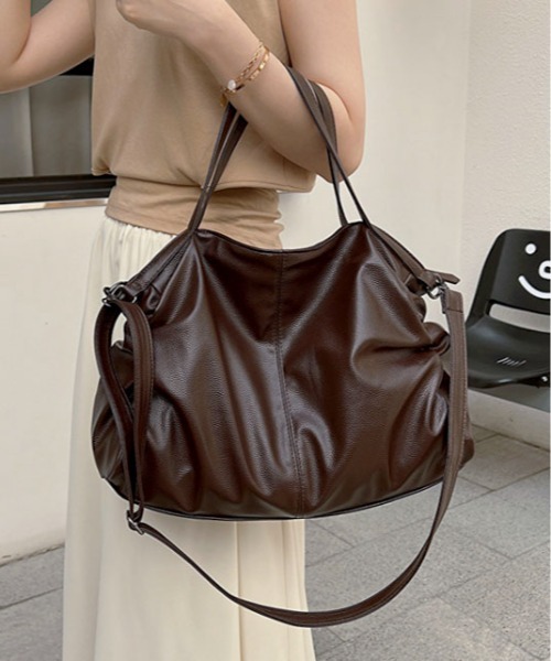 Maison Calme(メゾンカルム)の「【2WAY】サイドギャザー フェイクレザー ショルダーバッグ 【大容量】オールシーズン(ショルダーバッグ・レディース・ブラック/ブラウン/ダークブラウン・F)」の10枚目の写真