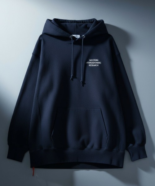 WESTERN HYDRODYNAMIC RESEARCH(ウェスタンハイドロダイナミックリサーチ)の「【Western Hydrodynamic Research/ウェスタン ハイドロダイナミック リサーチ】WORKER HOODIE JP プルオーバーパーカー バックプリント ワンポイント ブランドロゴ 刺繍(パーカー・メンズ・ブラック/ネイビー・MEDIUM/LARGE/X-LARGE)」の2枚目の写真