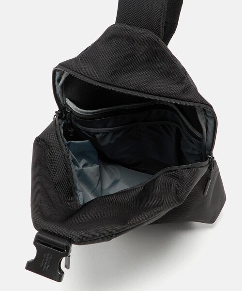 Aer（エアー）の「＜Aer＞スリング バッグ ３（ボディバッグ/ウエストポーチ・メンズ・ブラック・FREE）」の9枚目の写真