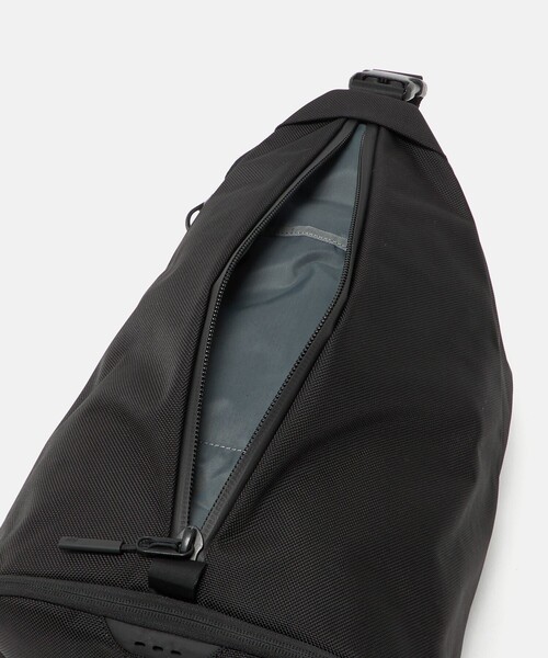 Aer（エアー）の「＜Aer＞スリング バッグ ３（ボディバッグ/ウエストポーチ・メンズ・ブラック・FREE）」の11枚目の写真