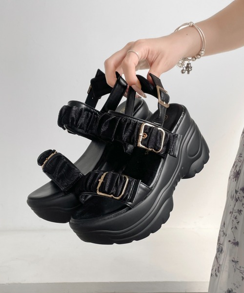 Shoes in Closet(シューズインクローゼット)の「【間もなく入荷!】+9.0㎝ 超軽量 厚底 スタイルアップソール シアー ギャザー ベルト サンダル 5482(サンダル・レディース・ホワイト/ブラック×ブラック/グレー/ピンク・L/M/S/XS/3L/LL)」の6枚目の写真