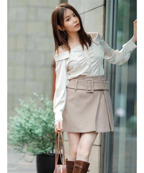 dazzlin（ダズリン）の「【久間田琳加コラボ】サテンオフショルシャツ