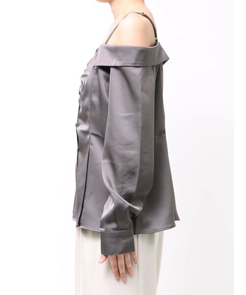dazzlin(ダズリン)の「サテンオフショルシャツ(シャツ/ブラウス・レディース・パープル/アイボリー/チャコールグレー・FREE)」の6枚目の写真