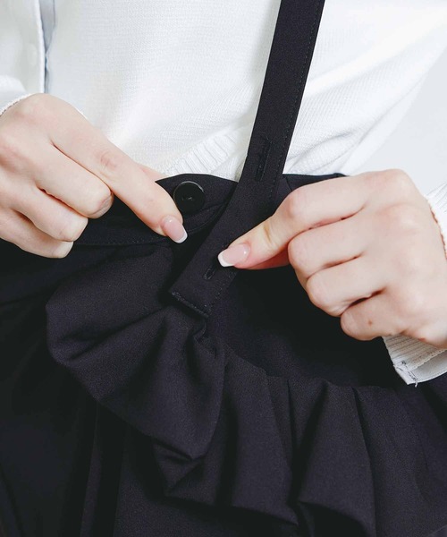 PICCIN PERLA（ピッチンペルラ）の「フリルポケットサスペンダー付きパンツ（その他パンツ・レディース・ブラック・S/M）」の3枚目の写真