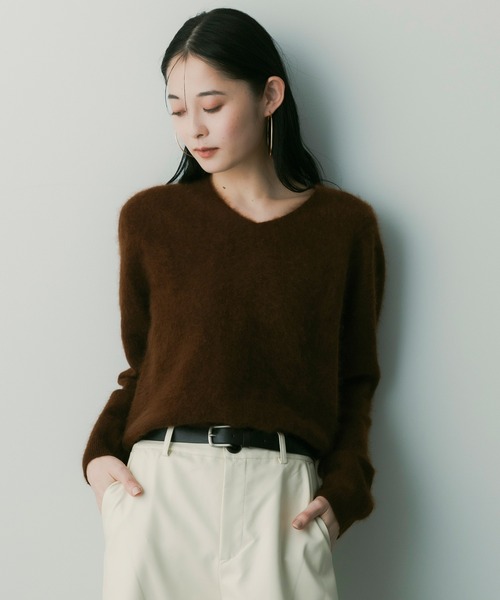 SERENO(セレーノ)の「カシミヤブレンドVネックニット(ニット/セーター・レディース・パープル/ダークグレー/ダークブラウン/ライトイエロー/オフホワイト・ONESIZE)」の3枚目の写真