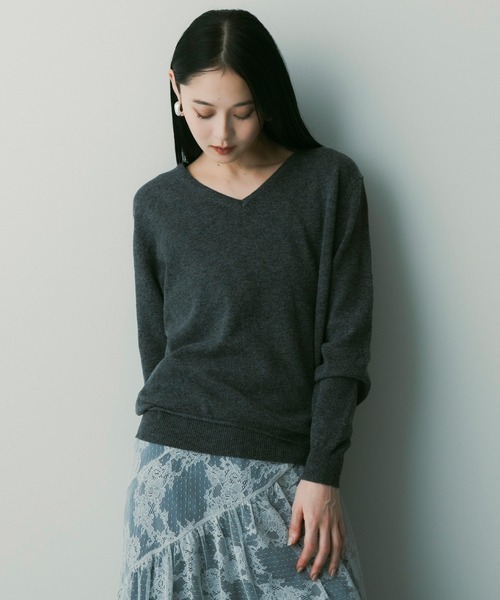 SERENO(セレーノ)の「カシミヤブレンドVネックニット(ニット/セーター・レディース・パープル/ダークグレー/ダークブラウン/ライトイエロー/オフホワイト・ONESIZE)」の1枚目の写真