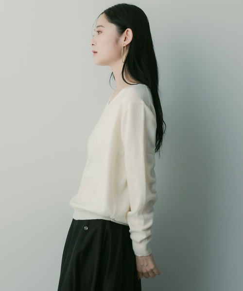 SERENO(セレーノ)の「カシミヤブレンドVネックニット(ニット/セーター・レディース・パープル/ダークグレー/ダークブラウン/ライトイエロー/オフホワイト・ONESIZE)」の15枚目の写真