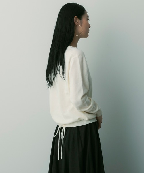 SERENO(セレーノ)の「カシミヤブレンドVネックニット(ニット/セーター・レディース・パープル/ダークグレー/ダークブラウン/ライトイエロー/オフホワイト・ONESIZE)」の16枚目の写真