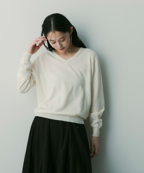 SERENO(セレーノ)の「カシミヤブレンドVネックニット(ニット/セーター・レディース・パープル/ダークグレー/ダークブラウン/ライトイエロー/オフホワイト・ONESIZE)」の17枚目の写真