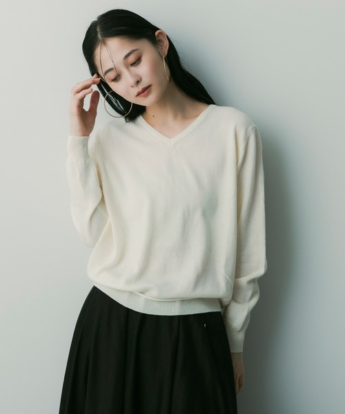 SERENO(セレーノ)の「カシミヤブレンドVネックニット(ニット/セーター・レディース・パープル/ダークグレー/ダークブラウン/ライトイエロー/オフホワイト・ONESIZE)」の18枚目の写真