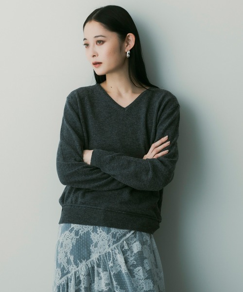 SERENO(セレーノ)の「カシミヤブレンドVネックニット(ニット/セーター・レディース・パープル/ダークグレー/ダークブラウン/ライトイエロー/オフホワイト・ONESIZE)」の21枚目の写真