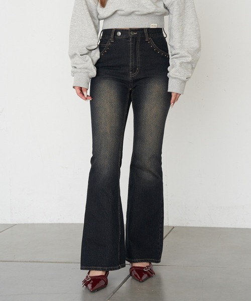 RAY CASSIN(レイカズン)の「ロゴ刺繍スタッズ細フレアデニムパンツ(デニムパンツ・レディース・スカイブルー/ネイビー/ブルー・M/S)」の3枚目の写真