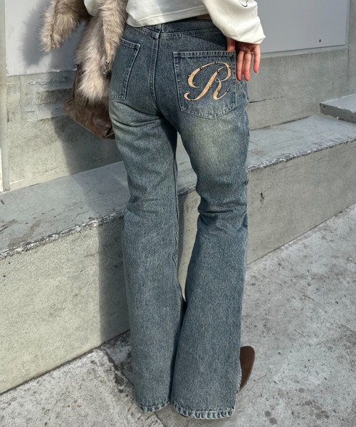 RAY CASSIN(レイカズン)の「ロゴ刺繍スタッズ細フレアデニムパンツ(デニムパンツ・レディース・スカイブルー/ネイビー/ブルー・M/S)」の20枚目の写真