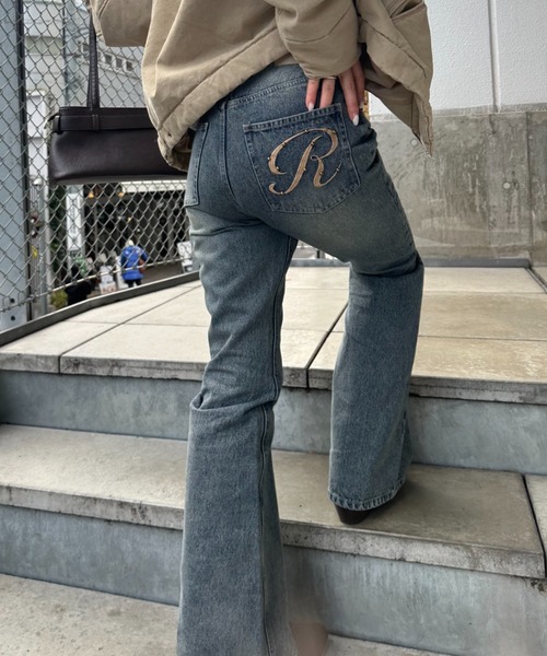 RAY CASSIN(レイカズン)の「ロゴ刺繍スタッズ細フレアデニムパンツ(デニムパンツ・レディース・スカイブルー/ネイビー/ブルー・M/S)」の22枚目の写真