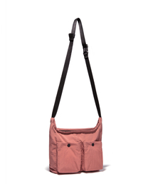 SUKU（スク）の「KIITOS SACOCHE-CORAL（メッセンジャーバッグ）」