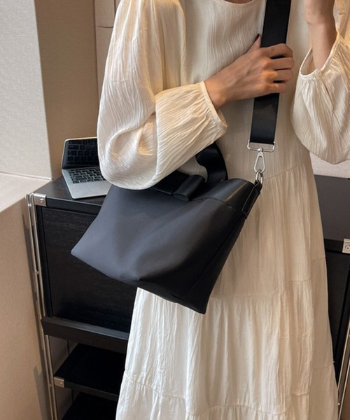 c.u.l（シーユーエル）の「リボン 2way ナイロン クロスショルダーバッグ cula1415（ショルダーバッグ・レディース・ライトベージュ/ブラック/オレンジ・FREE）」の5枚目の写真